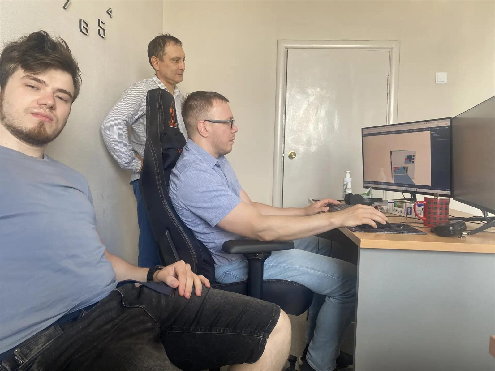 Команда Астар АйТи разбирает дизайн-макет проекта на мониторе