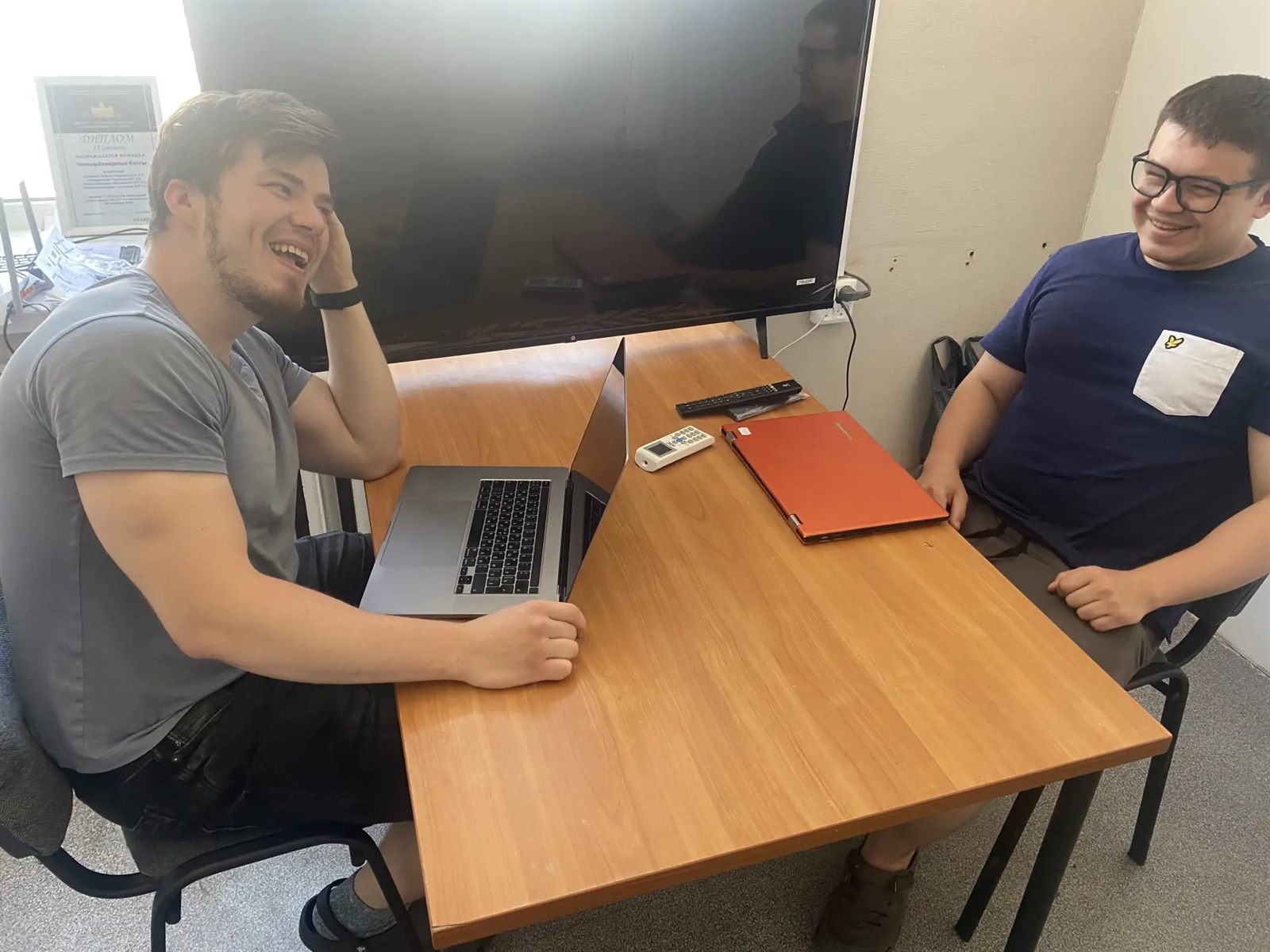 Разработчики Астар АйТи обсуждают задачу проекта за ноутбуком
