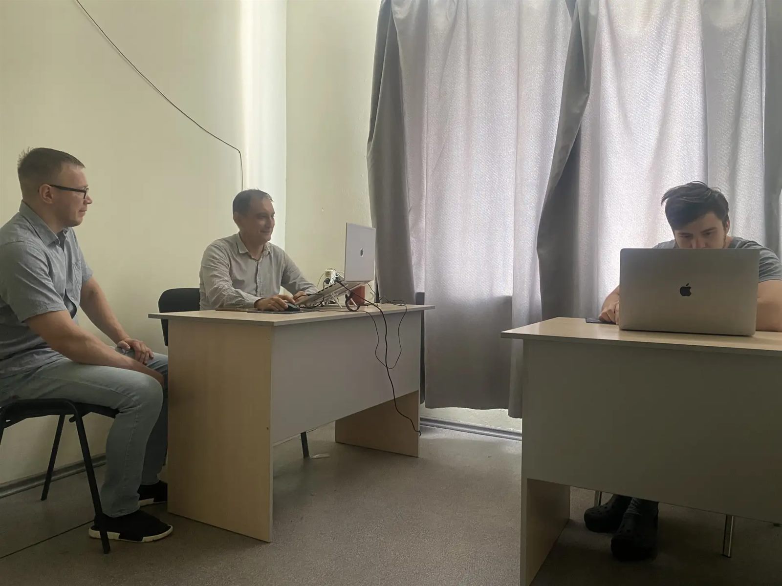 Команда Астар АйТи за работой в офисе в Челябинске
